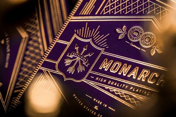Золотое тиснение на коробочке Monarchs Purple