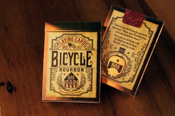 Лицевая и обратная сторона коробки игральных карт Bicycle Bourbon